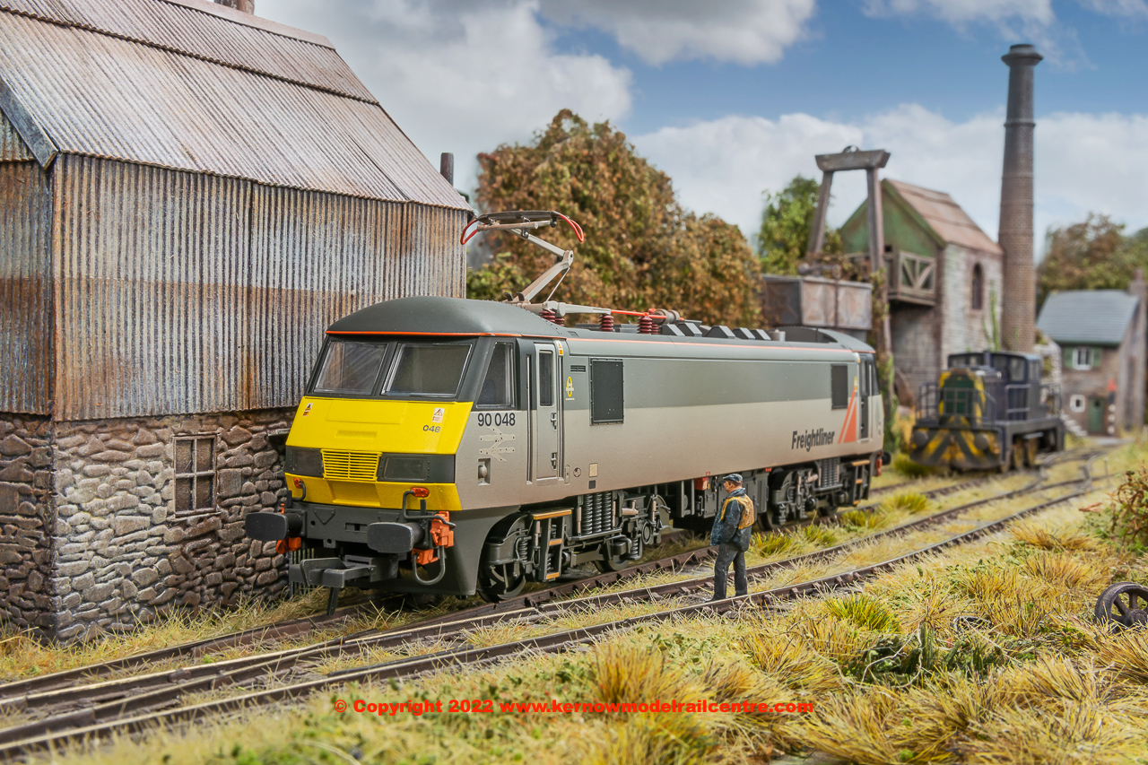 32-620 Bachmann Class 90 Electric Locomotive number 90 048 in Freightliner Grey livery - weathered